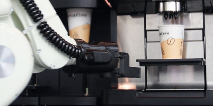 A company from Baden (region in Germany) claims to revolutionize the coffee-to-go gastronomy with its robotic coffee solution. With its gripper for handling coffee cups, the Zimmer Group is making an important contribution to this.